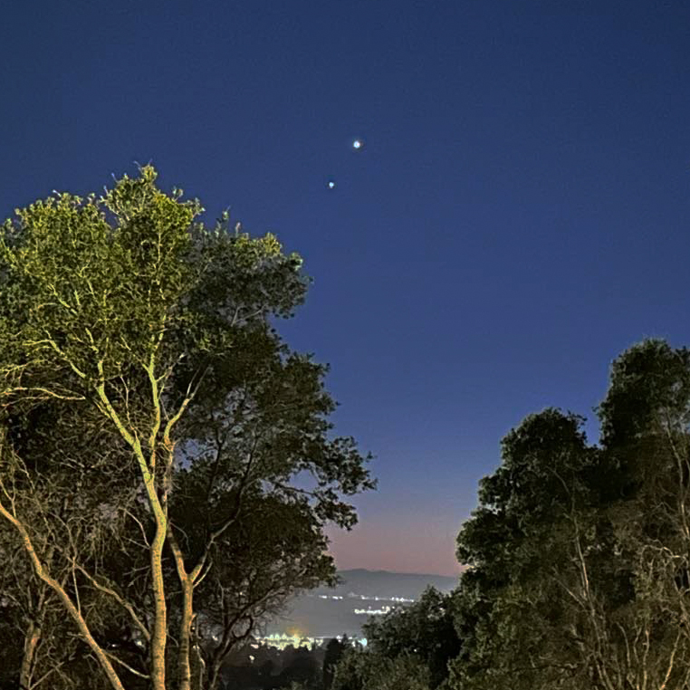 dreamlion's tweet photo. Venus / Jupiter conjunction over the San Francisco Bay just now. 😍🤩 https://t.co/Csnh9pdlL6
