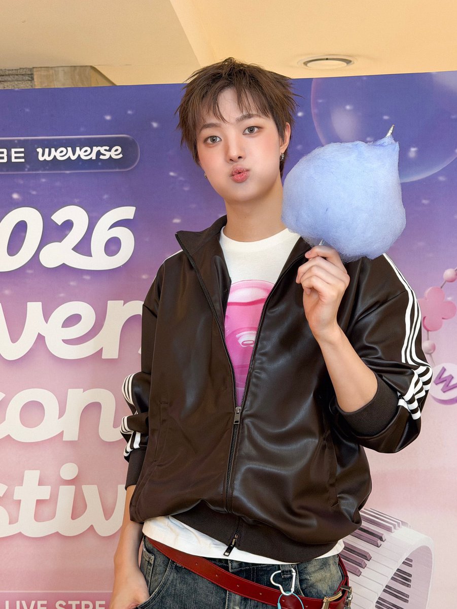 weneedtensi's tweet photo. 도대체다이어리에뭘쓰는건지 https://t.co/zZoneJEKXn