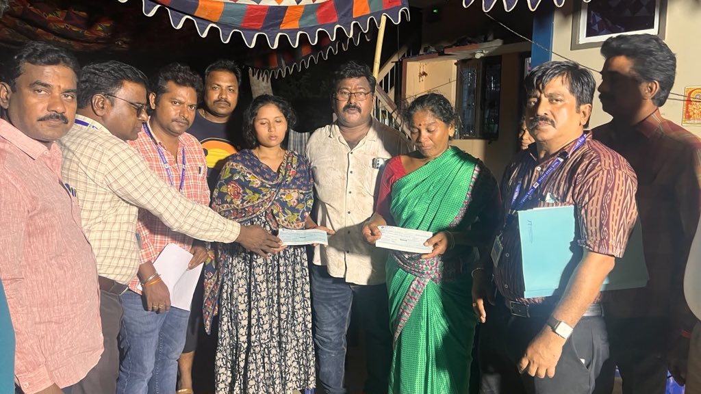 YashTDP_'s tweet photo. 24 గంటల లోపు విశాఖ ఉక్కు బాధిత కుటుంబాలకి 25 లక్షలు చెక్ అందచేత ..

పర్మినెంట్ ఉద్యోగలుకి ₹2 కోట్లు .. 
కాంట్రాక్ట్ ఉద్యోగలుకి ₹1 కోటి నష్ట పరిహారం ..

@naralokesh గారు హామీ ఇచ్చినట్లు 90 రోజుల్లో పూర్తి న్యాయం చేస్తుంది కూటమి ప్రభుత్వం..

వైసీపీ ముసుగు యూనియన్లు అడ్డుకున్నా .. అనవసర రాజకీయం చేసినా ..

కూర్చొని కష్టాలు విన్నారు .. అర్ధం చేసుకున్నారు.. మాట ఇచ్చారు .. 

ఆ కుటుంబాలకు పెద్ద కొడుకుగా నిలబడ్డారు 🙏🏻

#NaraLokesh #AndhraPradesh
