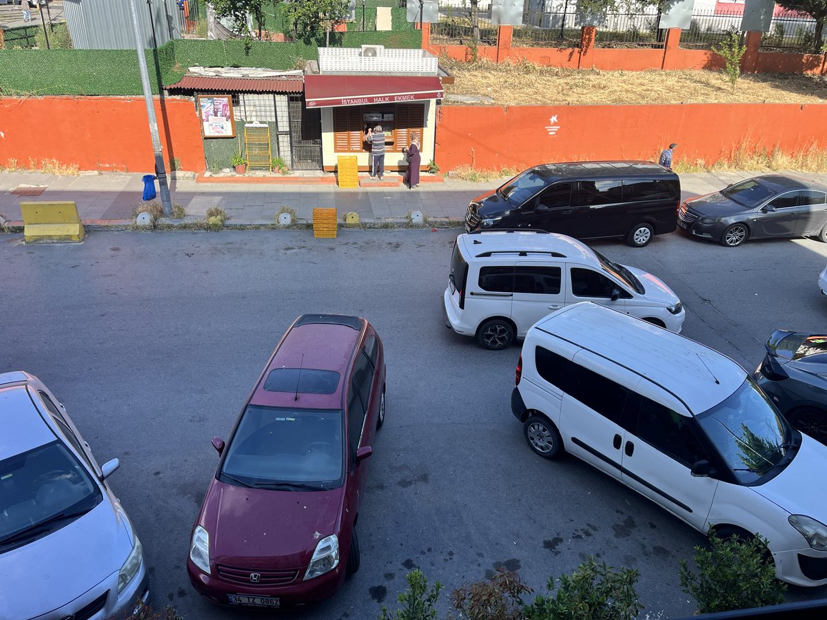 emraersen's tweet photo. Yeni gün! Bu parklar normal mi? @TC_istanbul https://t.co/Dg6dJtjU6V