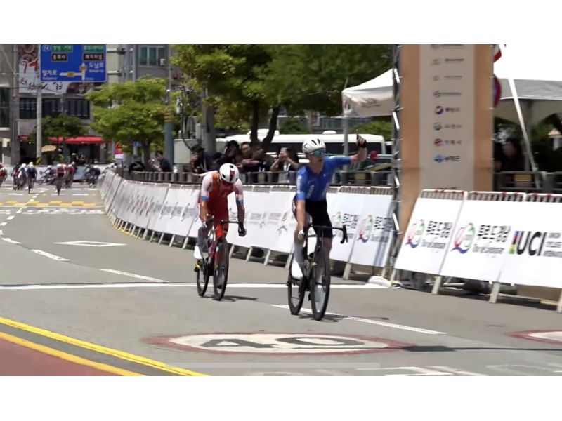 tuttobiciweb_it's tweet photo. Esuta Alastair #Christie-Johnston nella seconda tappa del Tour de Gyeongnam 2026: l'australiano evade con altri 4 uomini e batte #Raileanu sul traguardo di Tongyeong vincendo la prima corsa della carriera al di fuori dell'Australia
https://t.co/INobGmWiWc https://t.co/8b9OHnVkPd