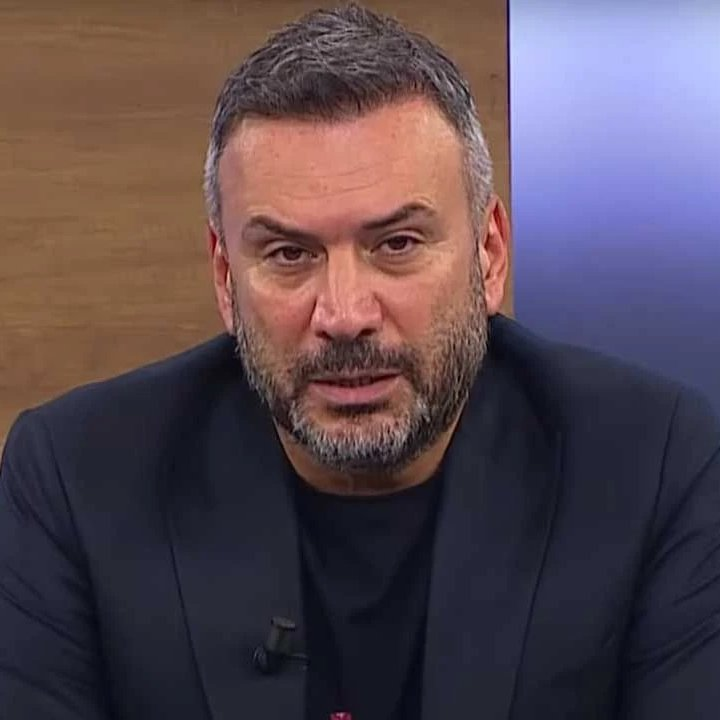dengeplus's tweet photo. Ertem Şener:

🔹 Annem yoğun bakımda can çekişiyordu. Telefonum çaldı, arayan Ali Koç'tu.

🔹 Ben o sıralar Mourinho'yu eleştiriyordum, Fenerbahçe yönetimini eleştiriyordum. Bana ne dedi biliyor musunuz?

🔹 'Annen için yapabileceğimiz ne var?’ dedi. İki günde bir annemi aradı, iki günde bir.

🔹 'Anacığımızla ilgili yapabileceğimiz bir şey var mı? Ne yapabiliriz?' dedi.

🔹 'Fenerbahçe'yi istediğin kadar eleştirebilirsin, özgürsün' dedi. Adamdaki iyiliğe, kalbindeki temizliğe bakar mısın?

🔹 Şimdi, ben bu adamı nasıl sevmeyeyim?

🔹 Benim babamla beraber oturmuş, gözleri dolmuş. Bazı şeylerde bırakın da kimi seviyoruz, kimi sevmiyoruz ona biz karar verelim.