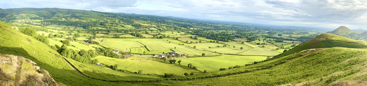 Aneedtopaint's tweet photo. A beautiful light on the hills this morning. #Shropshire https://t.co/oiLgYN5wjj