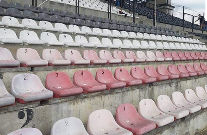 dada_6's tweet photo. Tymczasem: sektor VIP na stadionie Polonii Warszawa. Lata 90. i dzisiaj. https://t.co/a0758efYey