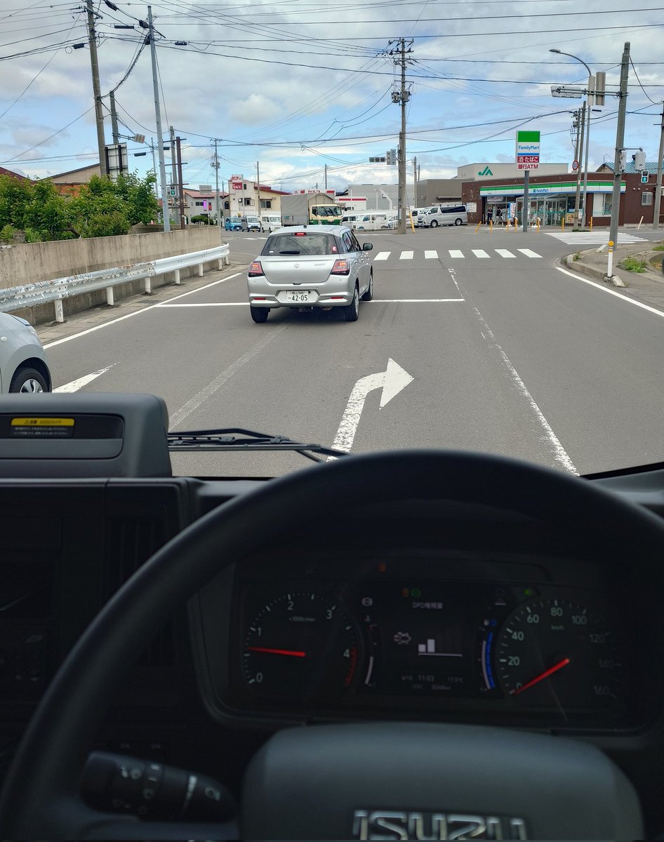 YMT910's tweet photo. 車幅広いスイフト https://t.co/CzUc9L4Dx8