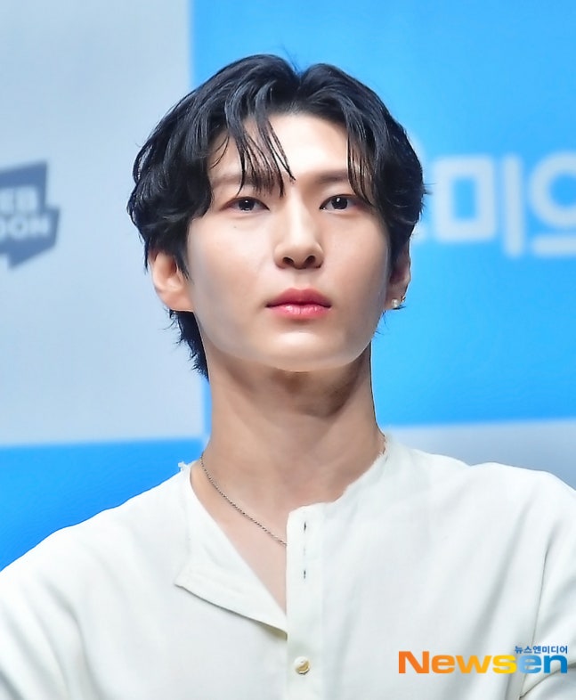 0524vx's tweet photo. jung taekwoon at yumi cells the musical press conference today!! he looks so good 🤍✨ https://t.co/xT1zXqkX2C