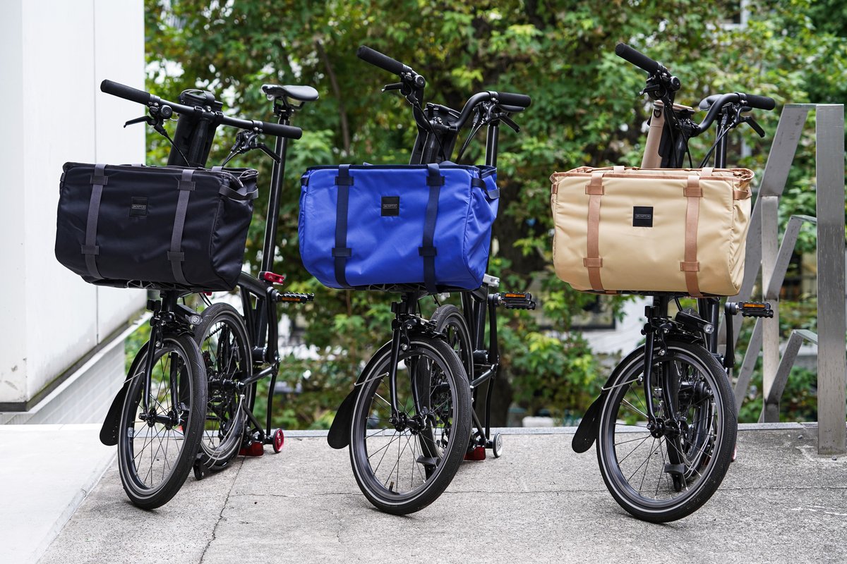 brompton_jp's tweet photo. 必要なものを、すぐ手の届く場所に。

スマートフォンや飲み物、
買い物袋まで気軽に入れられるBasket Bag。

大きな開口部で、
荷物の出し入れもスムーズです。

ブロンプトン公式オンラインストアで販売中。
https://t.co/zyOZyfqkUG https://t.co/rJG1VuAftD
