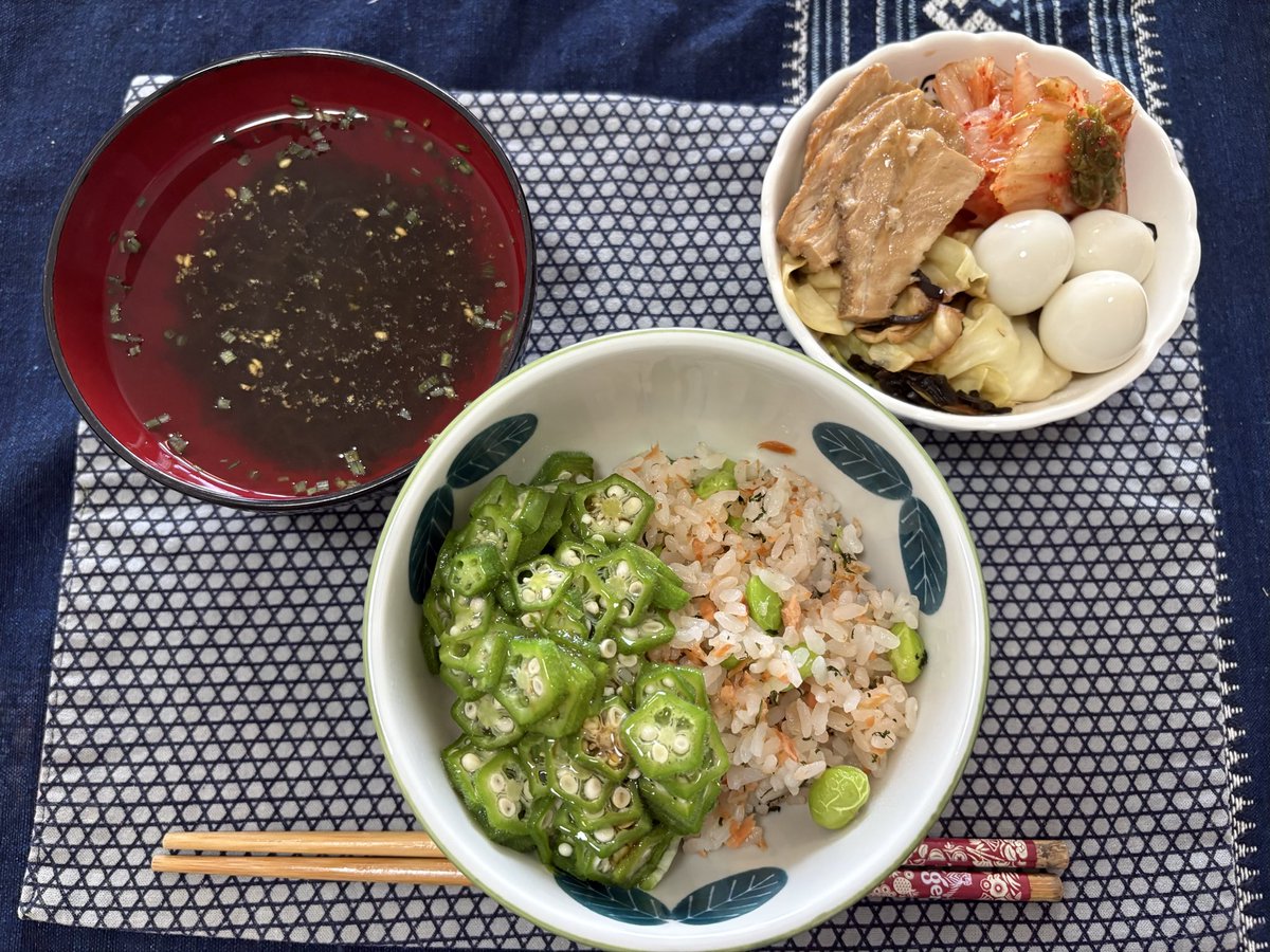 orca_001's tweet photo. 在宅勤務お昼ごはん(半ば強引な在宅勤務)今週は緑野菜の確保が難しかったから、大量キャベツ🥬笑
運動量を少し増やしたから、炭水化物はしっかり摂取😀💪🏻

まーじで見た目が悪い昼ごはんすぎる😮‍💨 https://t.co/xzXKEIySY9