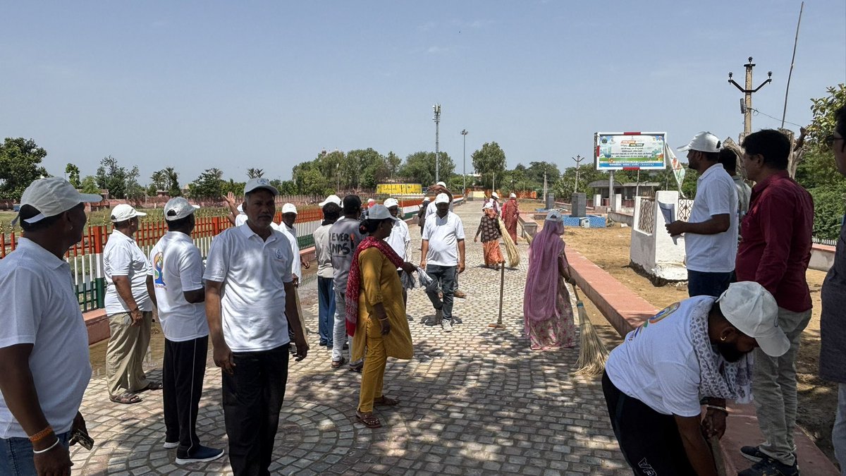 NP_Sarwar's tweet photo. विश्व पर्यावरण दिवस के उपलक्ष्य में पालिका सरवाड़ द्वारा गणेश तालाब पर सफाई कर्मचारियों द्वारा जलाशयों के आस पास की सफाई करवाकर आम नागरिक को स्वच्छता का संदेश दिया 🌱♻️
@SwachhBharatGov 
@PMU_SBM_RAJ 
@SmdsbmU 
@MoHUA_India 
@LSG_Rajasthan https://t.co/Ek41AkYth0
