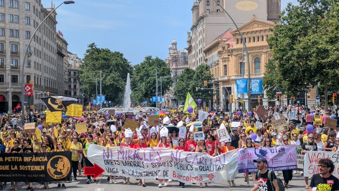 Freaky_Horus's tweet photo. @diariARA Si us plau, que el vostre fotògraf va parlar amb les companyes de la pancarta... https://t.co/zF3lajwg6J