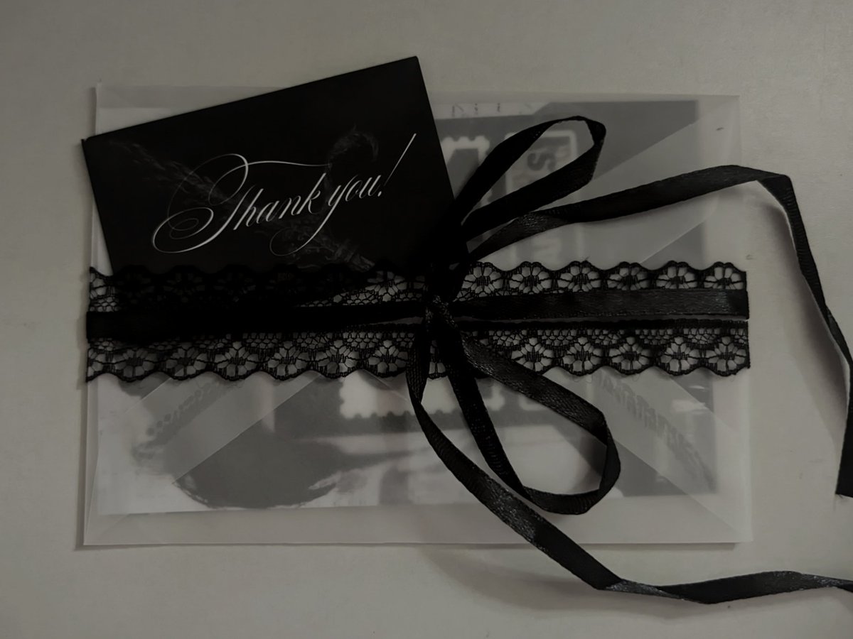 nshimrrik's tweet photo. ᯓ★ 𝘵𝘰𝘥𝘢𝘺’𝘴 𝘮𝘢𝘪𝘭🪽
╰┈➤ #niZihome
ackkk kinikilig ako kasi hindi ko sha ineexpect na darating ngayon. super pretty ng print, packaging, and everything. thank you so much po and sa extra jay postcard 🤍
💌 @98CHIVE | #fromgev https://t.co/8wcB3oZ66S
