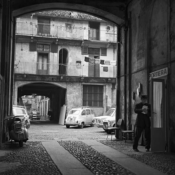 DAXdB's tweet photo. E anche se siamo stati brevemente e raramente felici, tutto poi è stato sporcato, calpestato e travolto. 
Ma non si amano soltanto le memorie felici. 
A un certo punto della vita, ci si accorge che si amano le memorie.

Natalia Ginzburg🖋️

©️Virgilio Carnisio https://t.co/DuUxVxICLV