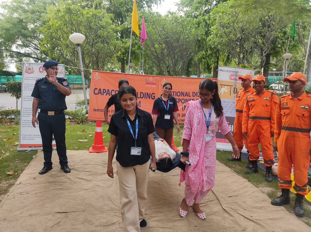 ndmaindia's tweet photo. Yuva Aapda Mitra Scheme:
Young volunteers received hands-on training in various disaster response skills on the fifth day of training program in Haryana under the aegis of @ndmaindia and @StateHaryana ( https://t.co/eMAJnpLIyc