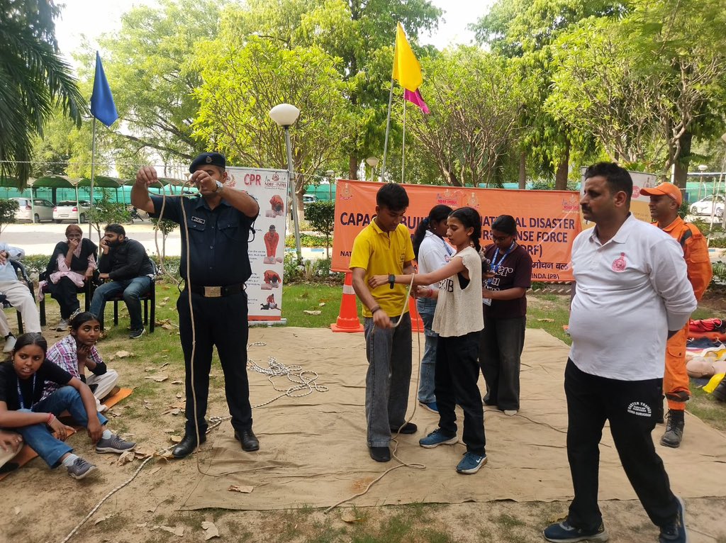 ndmaindia's tweet photo. Yuva Aapda Mitra Scheme:
Young volunteers received hands-on training in various disaster response skills on the fifth day of training program in Haryana under the aegis of @ndmaindia and @StateHaryana ( https://t.co/eMAJnpLIyc