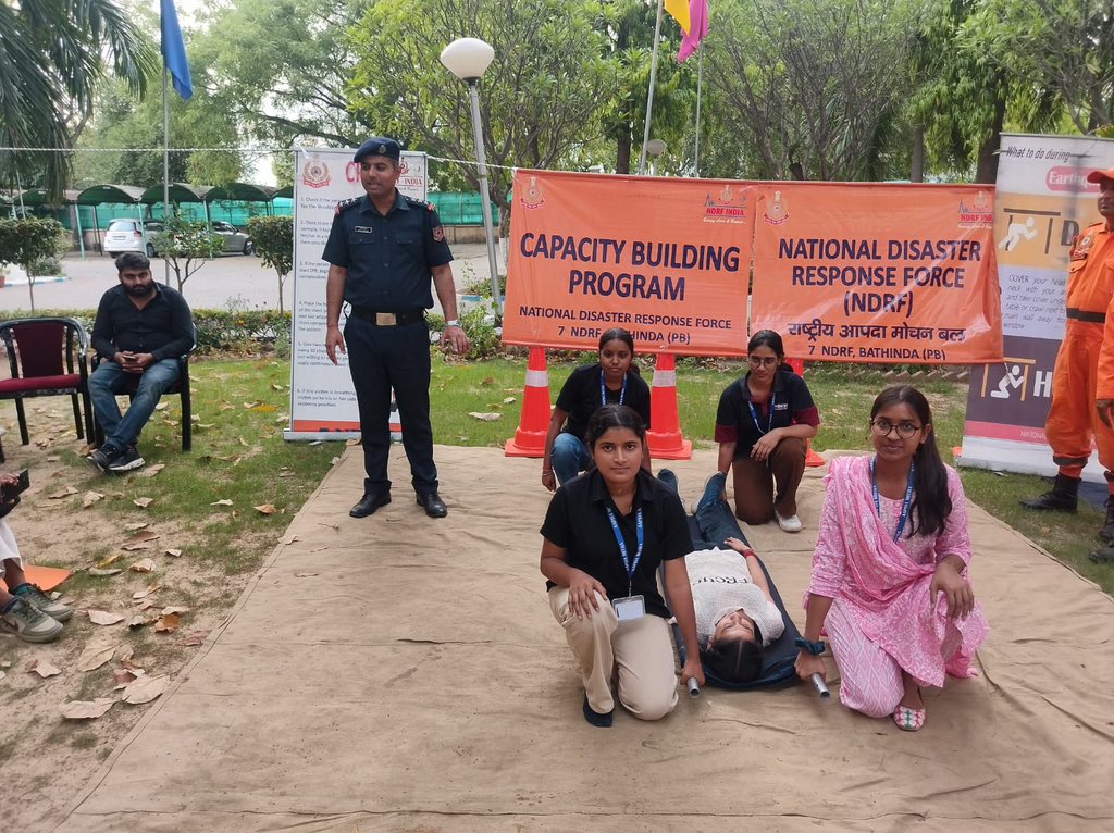 ndmaindia's tweet photo. Yuva Aapda Mitra Scheme:
Young volunteers received hands-on training in various disaster response skills on the fifth day of training program in Haryana under the aegis of @ndmaindia and @StateHaryana ( https://t.co/eMAJnpLIyc