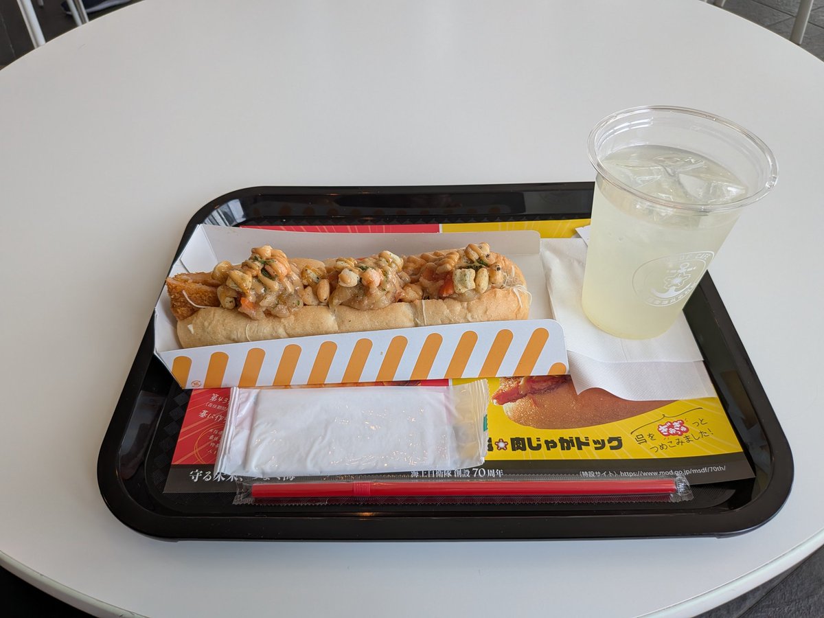 mlabo98's tweet photo. #広島 #呉
昼メシ食ってないことに気づいたのでてつのくじら館のカフェで肉じゃがドッグ頂く
美味しい👍️

艦船めぐり行く人は帽子必須だな〜
結構直射日光で体力奪われるわ https://t.co/gepzJYDkXY