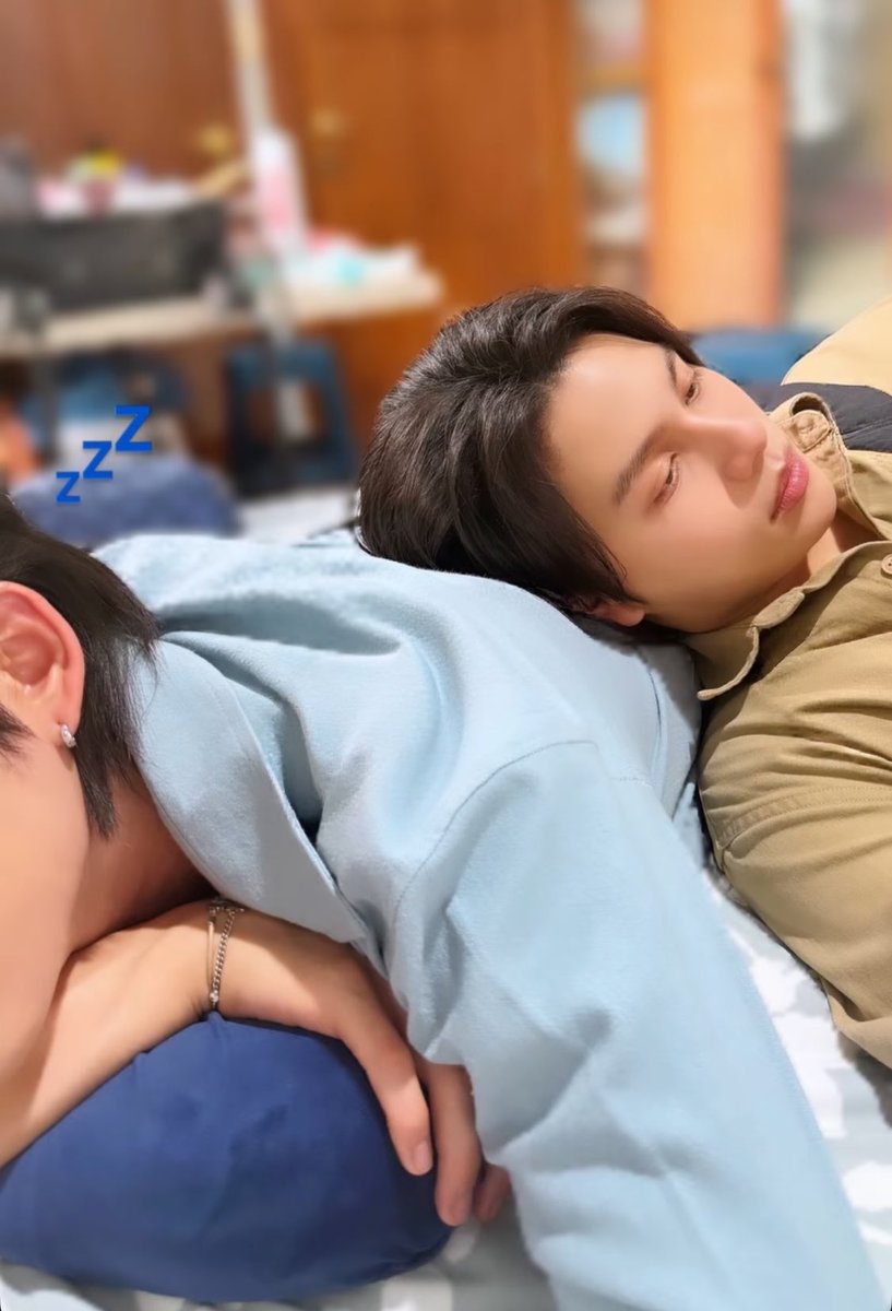 harxeuphoria's tweet photo. ( #williamest #วิลเลี่ยมเอส )       
   #YouManiacSeriesQ18

clingy williamest 🥺❤️💙

                    Q17 :                                    Q18 : https://t.co/GFw0EtTrpU