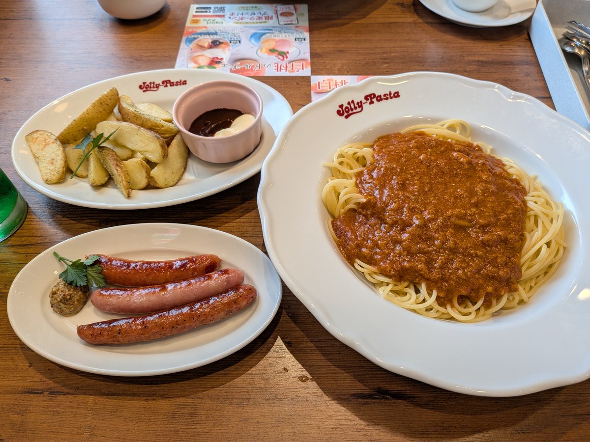 nikononi08's tweet photo. 朝飯兼昼飯でジョリーパスタ！
平日は17時までランチメニューをやっていてパスタ、ドリアの大盛り代が無料、スープバーも無料で利用できる。
大盛りミートソースパスタとソーセージ、プライドポテトを頂いた。 https://t.co/a4dFD6b0tl