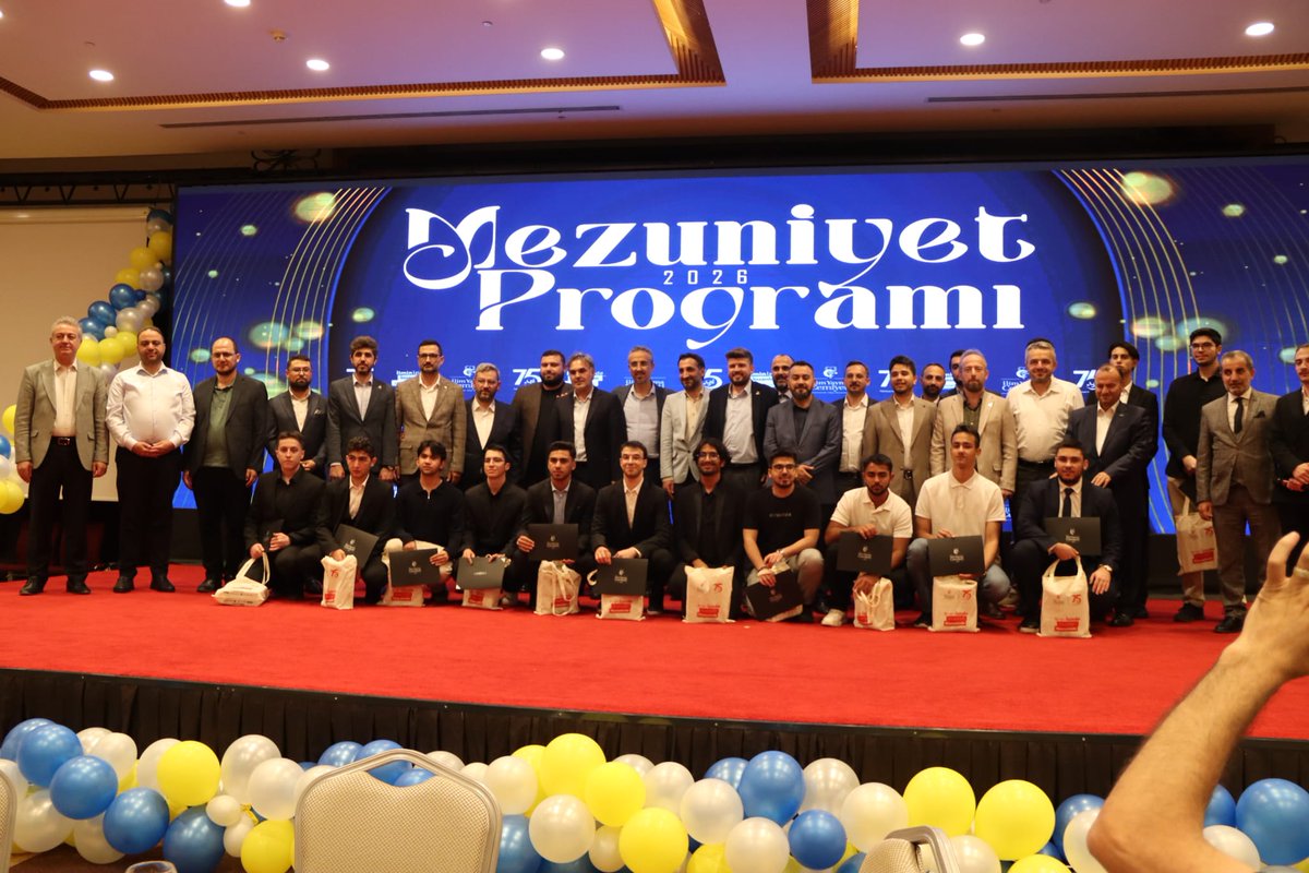 iycgenelmerkez's tweet photo. İstanbul'daki ortaöğretim yurtlarımızda eğitimlerini tamamlayan öğrencilerimizin mezuniyet programı coşkuyla gerçekleşti.
500'ü aşkın öğrencimizin mezuniyet heyecanına ortak olduk.
Geleceğe umutla yürüyen tüm mezunlarımızı tebrik ediyor, başarılarla dolu bir hayat diliyoruz. https://t.co/LTk677pqbz
