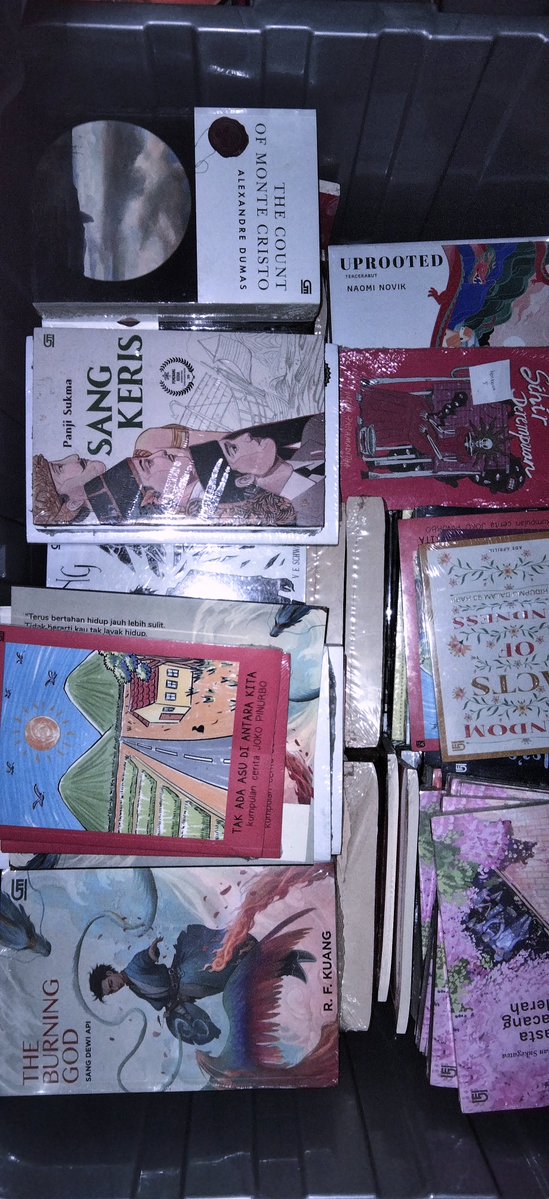 _09numb's tweet photo. 📚 New Sealed Ori Books VGC
💵 Disc 30~45% Off
🇮🇩 Bahasa Edition
Feel free to chat for the detailed photo &amp; inquiries
🍊 _kaken
#BookSale
#ClearanceSale 
#KenBook https://t.co/giVdsrFyIc
