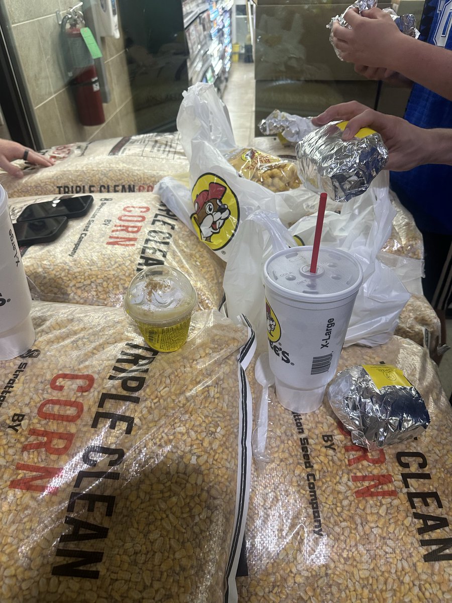 FreddyLA7's tweet photo. Dinner from Buc-ee’s at 1am😋 https://t.co/1p0iZLfmOW