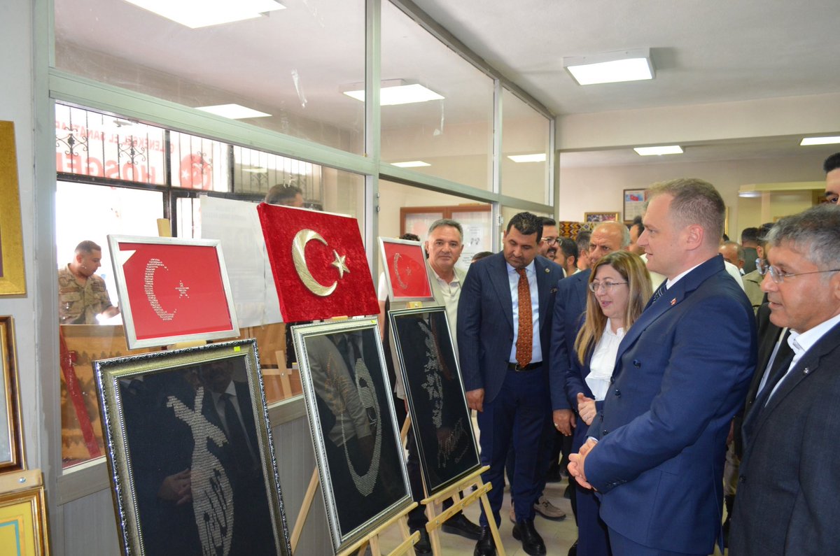 Bulank_Kymklk's tweet photo. 📍 Hayat Boyu Öğrenme Haftası Etkinlikleri kapsamında yıl boyunca çeşitli kurslarda kursiyerler tarafından yapılan el emeği ürünlerin sergilendiği programa katılan Kaymakamımız Ömer Övünç KOŞANSU emeği geçen herkese teşekkürlerini iletti. https://t.co/rVxAa5Idt3