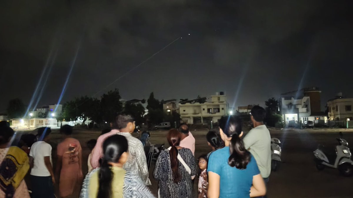 csckutch's tweet photo. 🔭 ગુજકોસ્ટ (Gujcost) માન્ય ધી ઈન્ડિયન પ્લેનેટરી સોસાયટી સંચાલિત કચ્છમિત્ર જિલ્લા લોક વિજ્ઞાન કેન્દ્ર, ભુજ દ્વારા ૦૯ જૂનના રોજ 'ગુરુ-શુક્ર ગ્રહ યુતિ' નિહાળવાનો કાર્યક્રમ યોજાયો. જાહેર જનતાએ ઉપસ્થિત રહી અદ્ભુત ખગોળીય નઝારાનો આનંદ માણ્યો. 🌌
@InfoGujcost @dstGujarat @collectorkut https://t.co/R31xr8GZpw