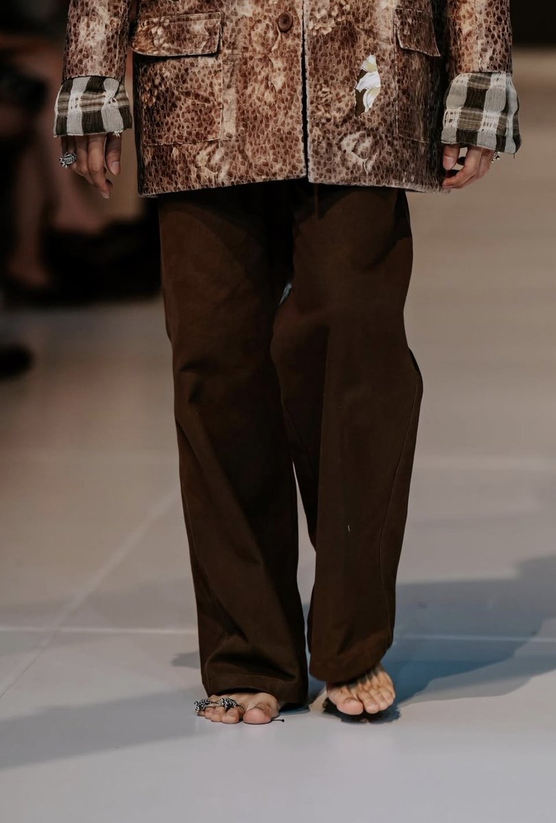 youreadmeright's tweet photo. Fashion highlight today:
Tanah Le Saé x Tha Official accessories 

That foot ring and the details of the buttons 👀 https://t.co/nVuIzYRxaE