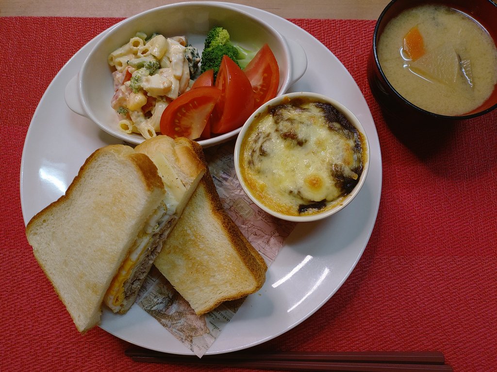 studioREST_shop's tweet photo. おうちごはん（朝昼）
エッグバーグトースト、サラダ、ミニカレードリア、味噌汁

コンビニで糖質オフの調整豆乳買って一口飲んだら、完全に合わなかった🫨
豆乳は無調整に限る

#糖尿病
#おうちごはん https://t.co/EUbdlieY6D