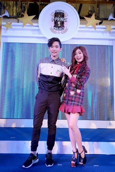 aoikotori's tweet photo. #ใครทันบ้าง ก่อนที่ GM TV จะเป็นเจ้าแห่งซีรี่ส์วาย ก็เคยเป็นเจ้าแห่งซีรี่ส์วัยรุ่นชายหญิงเหมือนกันนะ ถ้าใครจะจำได้ U-Prince The Series ปี 2559 ถือว่าเป็นโปรเจกต์ใหญ่เลย เพราะสร้างจากเซตนิยายขายดีของแจ่มใส เกี่ยวกับชีวิตในรั้วมหาวิทยาลัยของ หนุ่มสาววัยรุ่นจาก 12 คณะ 12 เรื่อง 12 คู่ รวมดาราวัยรุ่นฮอตๆ ยุคนั้นมาเพียบเลย 

ความเก๋อีกอย่างคือ มีการประกวดตามหานักแสดงคนสุดท้ายที่จะมาแสดงคู่กับมายด์ ลภัสรัล (ตอนนั้นชื่อวิรพร) Finding U- Princes Project ซึ่งก็คือลี-ฐานัฐพ์ นั่นเอง