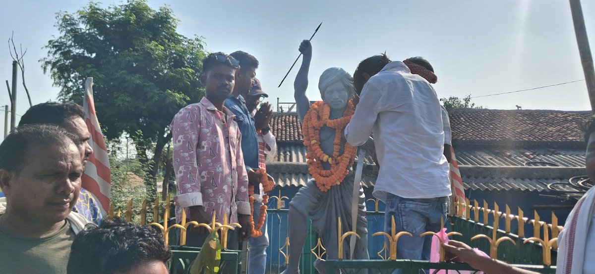 RajuKumar5196's tweet photo. दिनांक 09-06-2026 को वीर शहीद बिरसा मुंडा के शहादत दिवस के अवसर पर बिरसा चौक स्थित उनकी प्रतिमा पर माल्यार्पण किया । 
    इस अवसर पर अनेक गणमान्य व्यक्ति, सामाजिक कार्यकर्ता, जनप्रतिनिधि एवं स्थानीय नागरिक उपस्थित रहे।

भगवान बिरसा मुंडा अमर रहे  ! https://t.co/WpL5KeEhdW