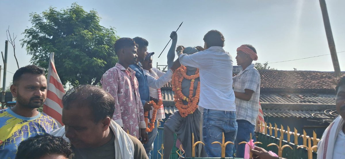 RajuKumar5196's tweet photo. दिनांक 09-06-2026 को वीर शहीद बिरसा मुंडा के शहादत दिवस के अवसर पर बिरसा चौक स्थित उनकी प्रतिमा पर माल्यार्पण किया । 
    इस अवसर पर अनेक गणमान्य व्यक्ति, सामाजिक कार्यकर्ता, जनप्रतिनिधि एवं स्थानीय नागरिक उपस्थित रहे।

भगवान बिरसा मुंडा अमर रहे  ! https://t.co/WpL5KeEhdW