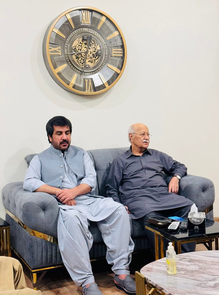 ullahkhan92's tweet photo. کوئٹہ:صوبائی وزیر داخلہ میرضیاء اللہ لانگو،سابق سردار بابر موسی خیل، سردار خان رند،سابق مشیر شہزاد صالح بھوتانی کو جیل سے ضمانت ہو نے پر مبارکبادی دے رہے ہیں اور میرزیب لانگو سمیت دیگر اس دوران موجود ہے https://t.co/5fnCzsIF7w