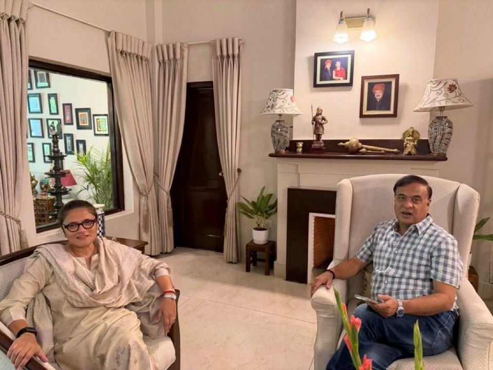 ShivAroor's tweet photo. Sushmita Dev all set to join the BJP.
Has just met Himanta Biswa Sarma.
Unbelievable. https://t.co/IE8zd3fDPY