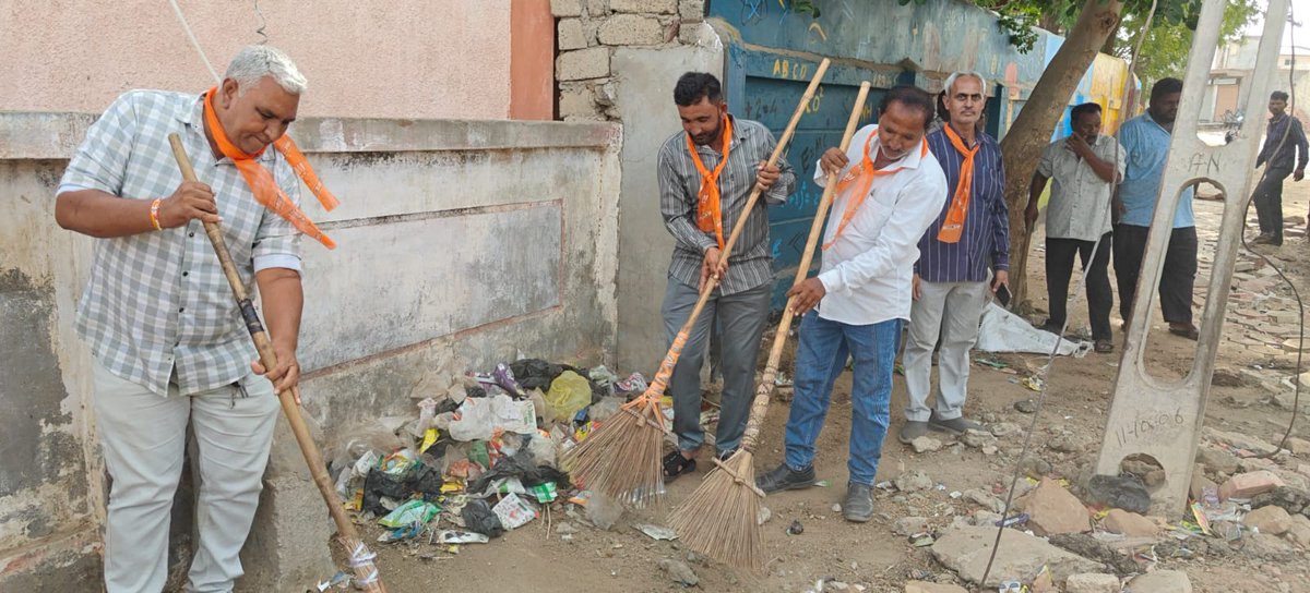 np_rapar's tweet photo. રાપર નગરપાલિકા દ્વારા gvp ની સાફ સફાઈ કરવામાં આવી https://t.co/FE1GQ5VSoT