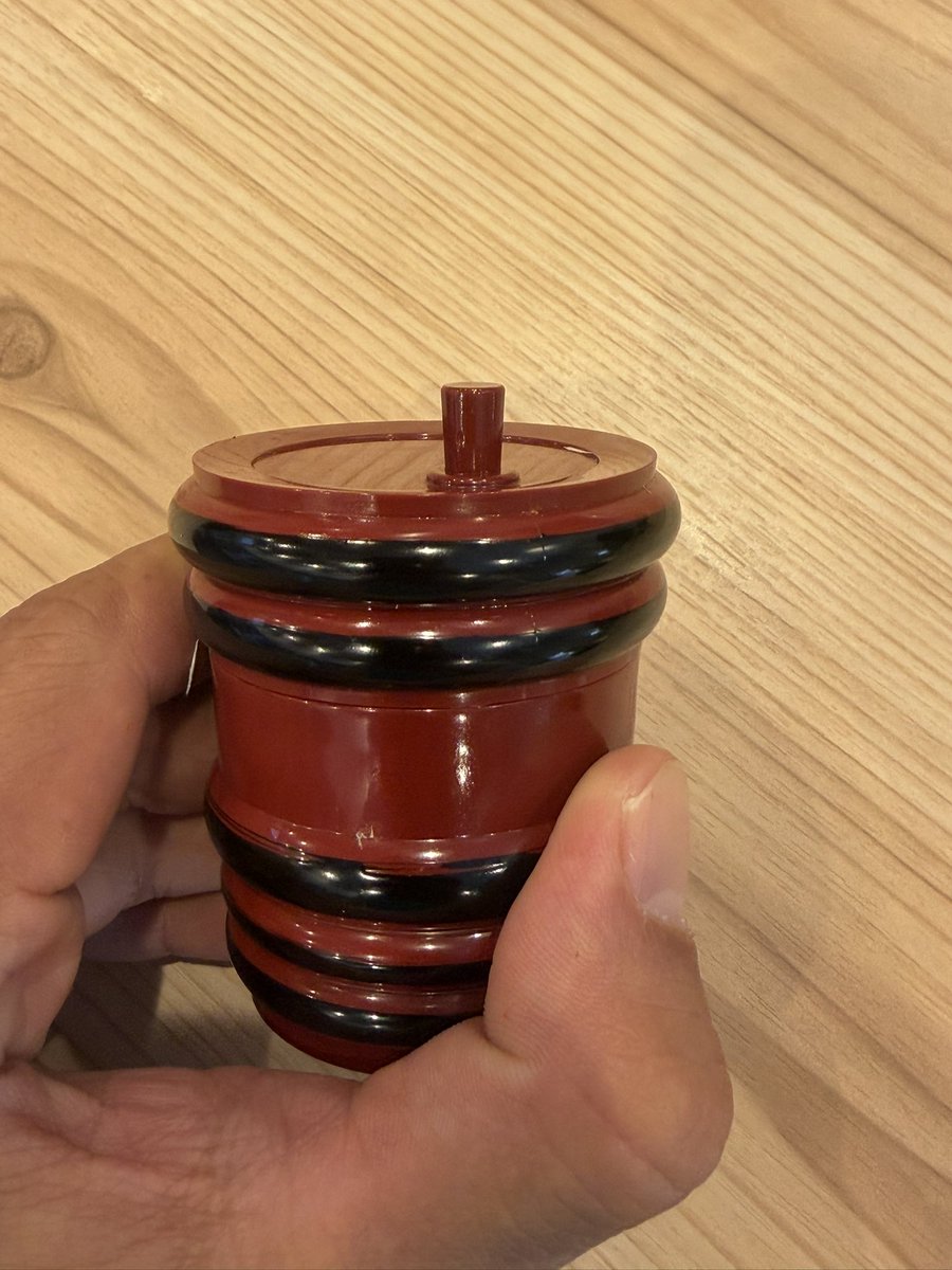 ysoba24's tweet photo. 七味を入れる器ですが、思いっきり蓋を押し込まれていまして、開かなくなってます😭
同様に七味の容器4個も押し込まれて開かないのでペンチ買いに行きます。
悲しいな〜

#蕎麦屋
#足立区
#立ち食い蕎麦
#西新井
#竹の塚 https://t.co/CEFPyHawFS
