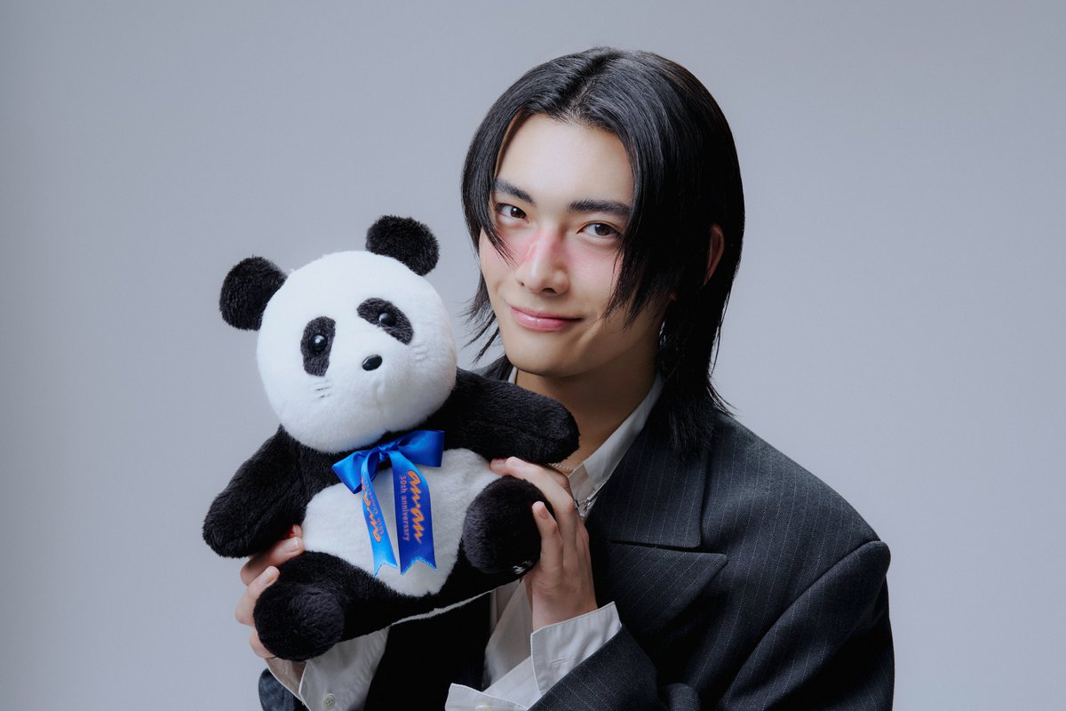 anan_mag's tweet photo. 話題のあの人がメンバーカラーとリンクしたメイクで登場するビューティ企画「#キミ色essence （エッセンス）」。今回は #原因は自分にある。 の #武藤潤 さんです🐼ロックスターを彷彿とさせるレッドカラーメイクで、熱い魂を表現したカットは本誌でチェック❤️‍🔥　#ananキミ色 #610june  @muto_photobook  @genjibu_sdr