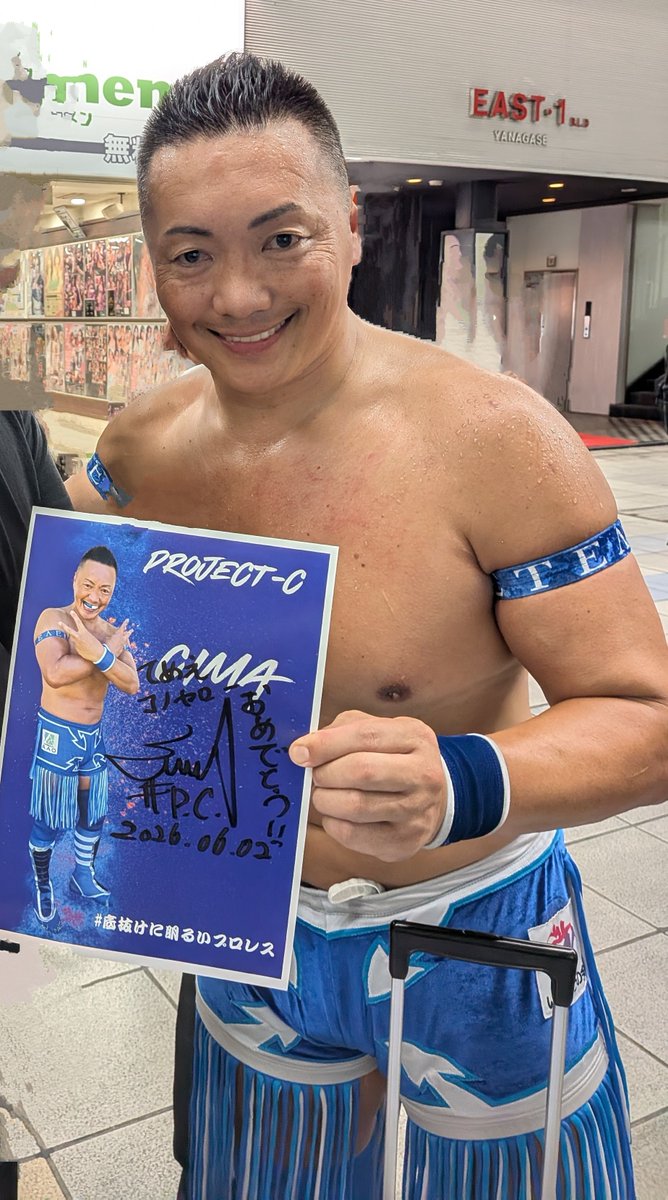 FEC_BURNING's tweet photo. ～売店篇～　ＣＩＭＡ選手
てめえコノヤロ－とありがたい言葉を頂きました。
闘龍門時代からずっと見ていたレジェンド
まだまだ行きますよ～とレジェンドは止まらない！ https://t.co/bmiNitWlC6