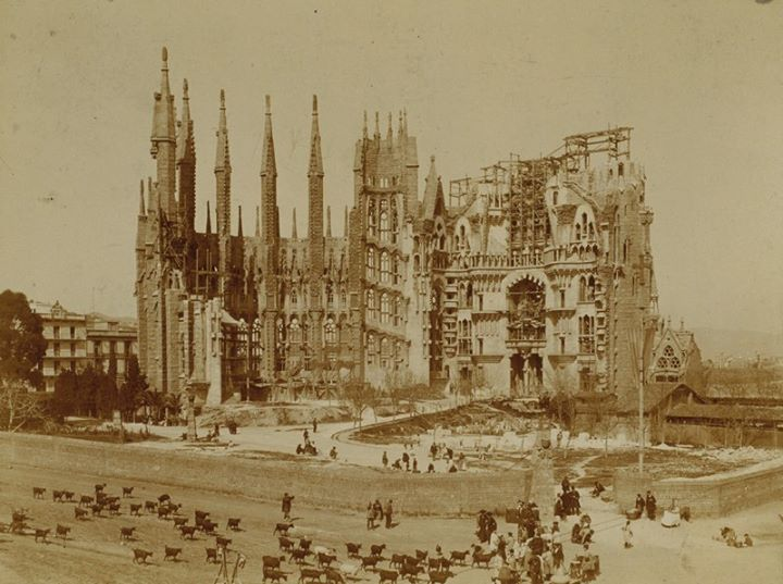 BoigBCN's tweet photo. 6/ La Sagrada Família era la capital de Cabralunya, en qualsevol fotografia antiga del Temple, hi ha una cabra mínim, i normalment dotzenes. Abans teniem remats de cabres, ara en tenim de turistes. https://t.co/SX4acEJfVY