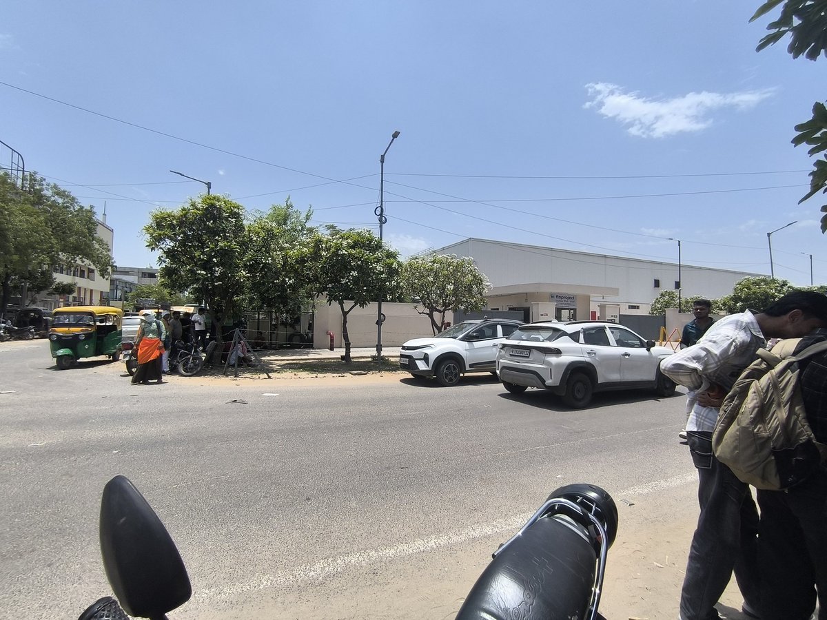 Kuldeepkumarja4's tweet photo. Is company Ne parking ke naam per kabja kar rakha hai inko hatane ka kasht Karen ya ladke exam dene aate Hain to inko baithane bhi nahin dete #JDA
#CMBhajanlalSharma
#jaipurdevlopmentauthorty 
#sitapura
#jaipur https://t.co/zQl2cTztv1