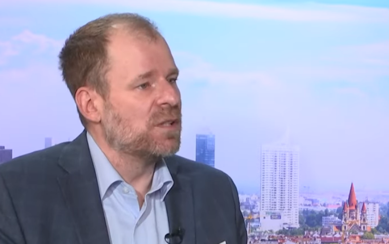 BlueAustria's tweet photo. Seid ihr auch der Meinung wie @rudifussi :
"Keiner spart sich Geld, wenn der ORF durch das Budget statt durch die Haushaltsabgabe finanziert wird"?

Der liebe Rudi hat hier einen gravierenden Denkfehler.

Für den einzelnen Bürger macht es sehr wohl einen Unterschied, ob er monatlich eine zusätzliche Abgabe überweisen muss oder ob die Finanzierung über allgemeine Steuereinnahmen erfolgt.

Wer keine oder nur wenig Einkommensteuer zahlt, wird dadurch sogar deutlich geringer belastet. Und vor allem: Das Geld, das am Monatsende tatsächlich am Konto bleibt, ist für die meisten Menschen entscheidend.