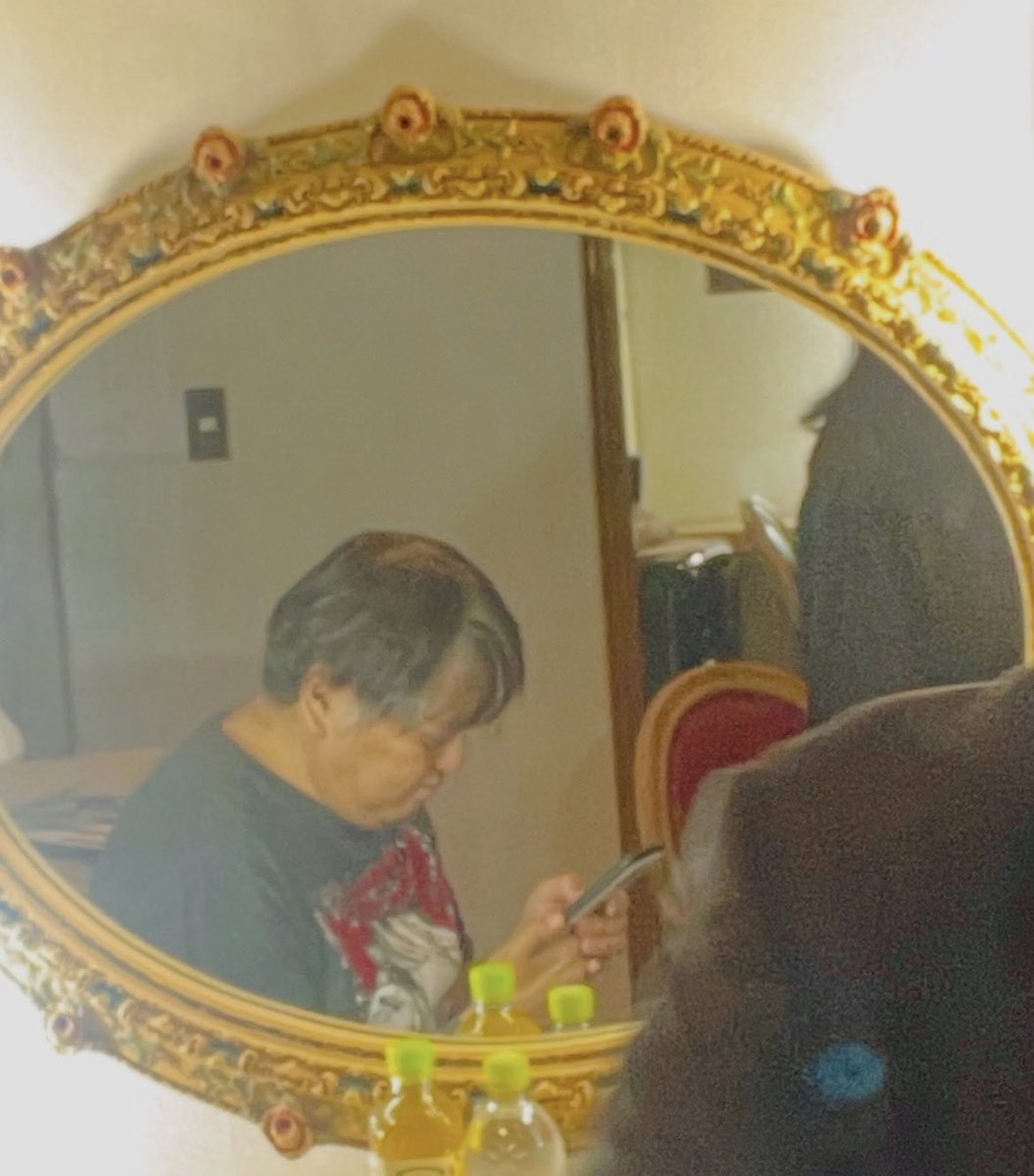 tetsu_gamon's tweet photo. 「まだ着替え中ですハッハッハ」のてるさんと鏡越しのセクシーな西浦和也さん https://t.co/qbTt6sy84R