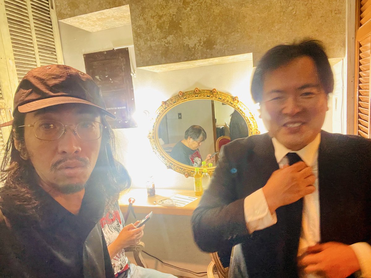 tetsu_gamon's tweet photo. 「まだ着替え中ですハッハッハ」のてるさんと鏡越しのセクシーな西浦和也さん https://t.co/qbTt6sy84R