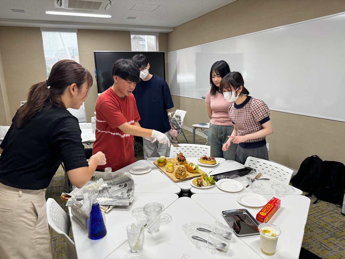michinosora2016's tweet photo. 大阪経済大学の浅田ゼミと、中小企業診断士2名の方々と地域に愛されるカフェ作りに挑戦しております。実証実験の段階ですが、いずれ東淀川区に実店舗を構える目標を立てています。商品開発から販売、運営までを実践しながら、「働く」と「学ぶ」をつなぐ新しい地域交流の場を目指しています【概要編】 https://t.co/FdrJk79L1I