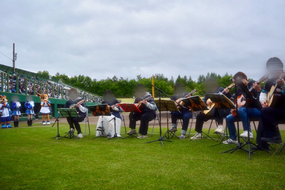OMC_mandolin's tweet photo. 6月6日(土)に行われたファーム・リーグ公式戦にて、試合前にグラウンドで「ファイターズ讃歌」を演奏させていただきました。
また、場外ステージでは「波乗りジョニー」「優しいあの子」「タッチ」「ファイターズ讃歌」を演奏しました。
貴重な機会をいただき、ありがとうございました！
#lovefighters https://t.co/8QkJdDRQZZ
