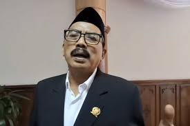 dimarsasongko98's tweet photo. 2013: Musyafak Rouf dipenjara di Lapas Porong. Kasusnya: gratifikasi jasa pungut APBD Surabaya Rp720 juta. MA batalkan vonis bebas, hukum 18 bulan. Gubernur Jatim pecat tidak hormat dari DPRD.

2024: PKB usulkan nama yang sama jadi Ketua DPRD Jawa Timur. 
MAKI langsung bereaksi: "ini seperti nantang KPK bersih-bersih lagi."
PKB tetap lanjut. Musyafak dilantik.

Februari 2026: Dipanggil polisi sebagai saksi dugaan korupsi Bimtek DPRD Surabaya 2009–2014.

Juni 2026: Namanya beredar viral dalam daftar dugaan titipan titik layanan MBG , program yang kepala BGN-nya baru saja ditangkap Kejagung.

Empat babak. Satu nama. Satu kursi yang tidak pernah benar-benar kosong.

Kita sering dengar: "yang korupsi oknum, sistemnya baik."

Tapi kalau sistem yang sama terus memilih orang yang sama , pada titik mana kita berhenti menyebut ini kebetulan?