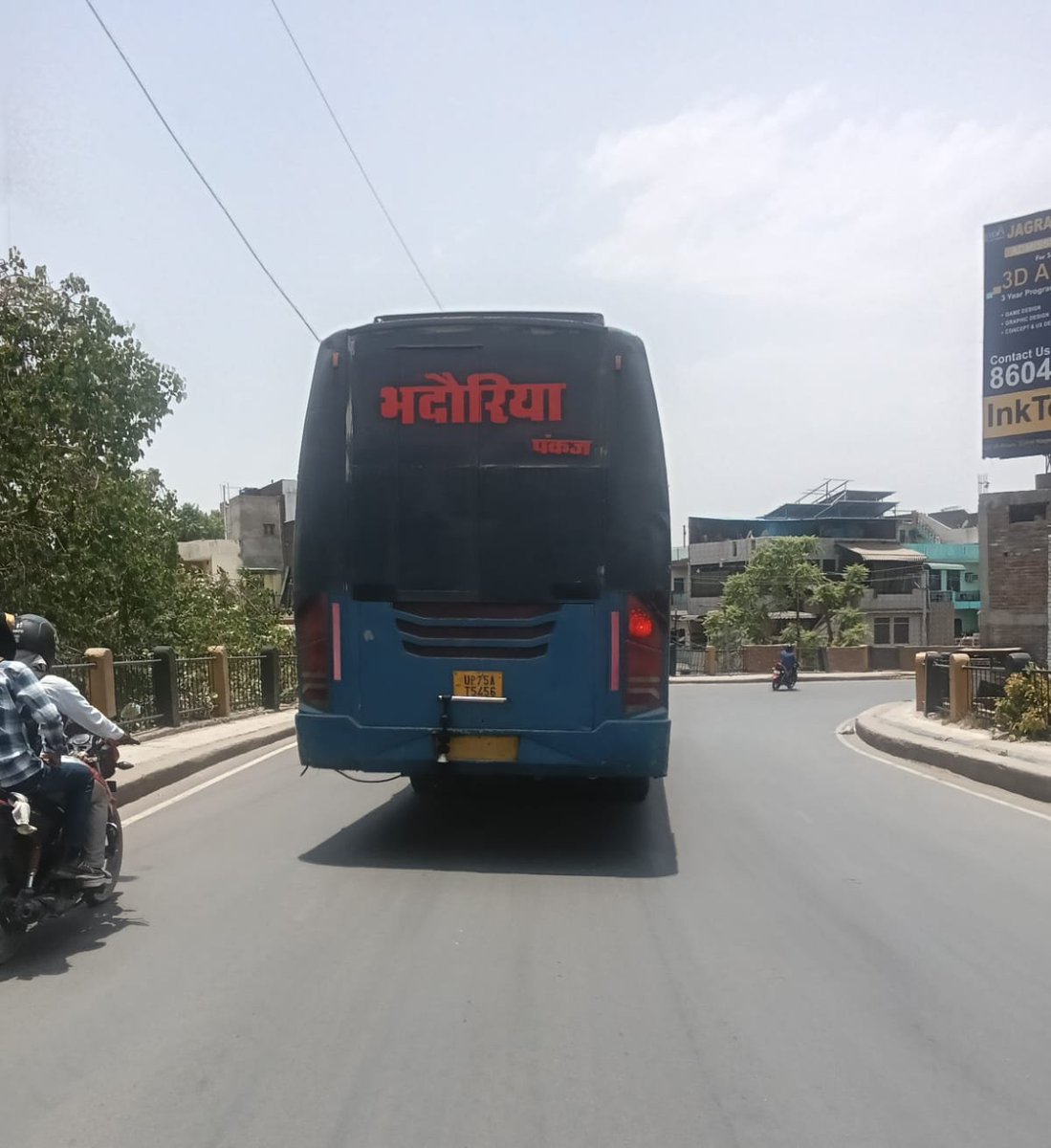 Neeraj96040255's tweet photo. @kanpurtraffic @kanpurnagarpol @JagranNews महोदय उक्त फोटो फजलंज से गोविंद नगर जाने वाले पुल आज अपराह्न 12:17 पर लिया गया है जिसमें कि भारी वाहन निषेध होने के बाद भी उक्त बस जा रही है तेज रफ्तार से जिसमें कोई भी अनहोनी की संभावना है।कृपया उचित कार्यवाही करने का कष्ट करें। धन्यवाद https://t.co/87G4d0cGcm
