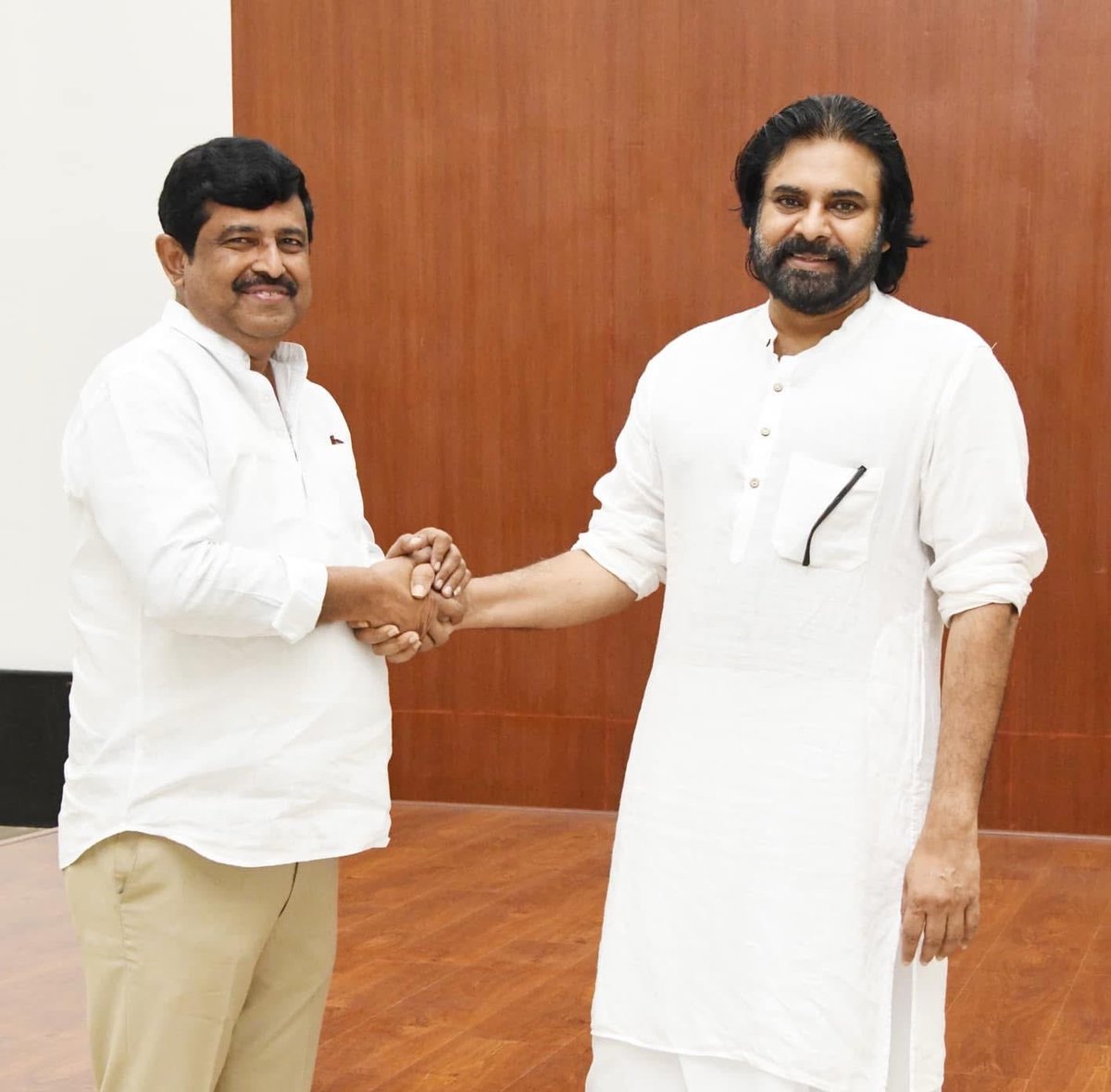 Boddepalliraghu's tweet photo. జనసేన పార్టీ సీనియర్ నాయకులు, శాసన మండలి సభ్యులు, ప్రభుత్వ విప్ శ్రీ పిడుగు హరిప్రసాద్ గారికి హృదయపూర్వక జన్మదిన శుభాకాంక్షలు💐 https://t.co/QGQMs3jyIN
