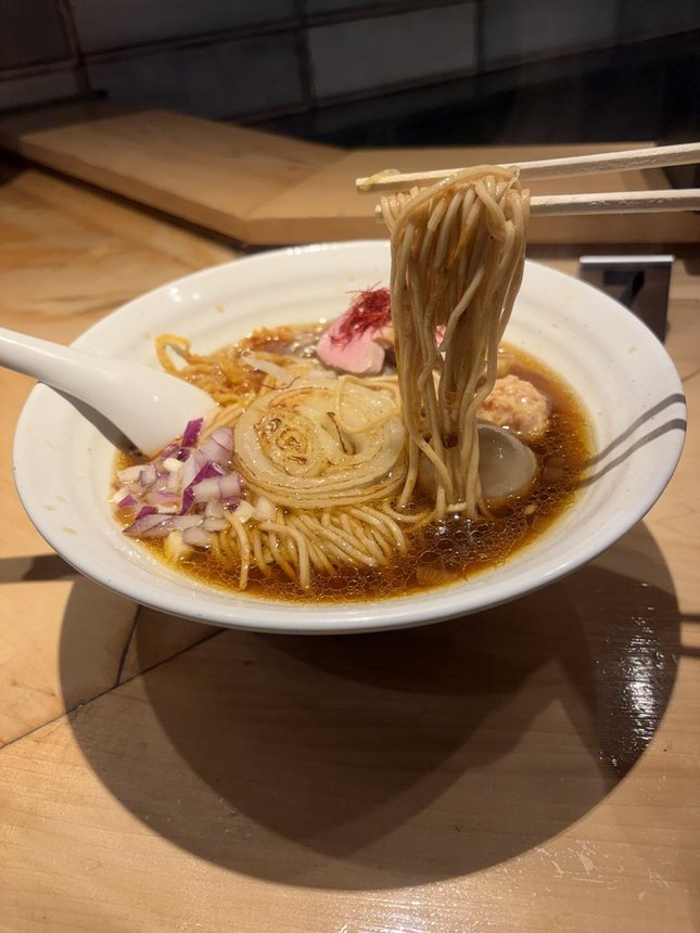 KazuFreak's tweet photo. 鴨だしらぁ麺 轟
鴨と新玉ねぎ醤油らぁ麺と
鴨ささみユッケ丼
玉ねぎの甘味と
鴨出汁を合わせた
コク深い味わい
美味しい https://t.co/quTYGZmcFf