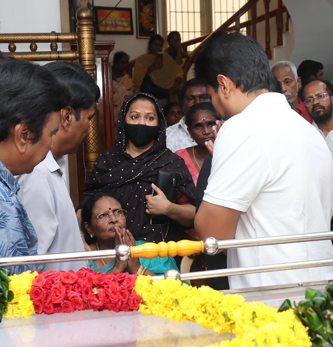 Udhaystalin's tweet photo. தமிழ்த்திரையுலகின் தனிப்பெரும் ஆளுமை ‘இயக்குநர் இமயம்’ பாரதிராஜா சாரின் திருவுடலுக்கு நீலாங்கரையில் உள்ள அவரது இல்லம் சென்று மாலை வைத்து அஞ்சலி செலுத்தினோம்.

சிகிச்சை முடித்து வீடு திரும்பியவர், எப்படியும் மீண்டு வருவார் என்று எதிர்பார்த்த நிலையில், அவரது மரணச் செய்தி இன்று காலை பேரிடியாக வந்தது.

முத்தமிழ் அறிஞர் கலைஞர் அவர்களின் பாசத்திற்குரிய இயக்குநர். நம் கழகத் தலைவர் அவர்களின் மீது மிகுந்த அன்பு கொண்டிருந்தவர்.

எளிய மக்களின் வாழ்க்கையை – உணர்வைப் பிரதிபலித்து, தமிழ்ச் சினிமாவில் புதுப்பாய்ச்சலை ஏற்படுத்திய பாரதிராஜா சாரின் மறைவு, கலையுலகிற்கு ஈடு செய்ய முடியாத பேரிழப்பு.

அரங்கிற்குள் இருந்த சினிமாவை வயல்வெளிக்கும் – கடற்கரைக்கும் – கிராமங்களுக்கும் எடுத்துச் சென்ற திரையுலக வித்தகர்.

எக்காலத்திற்கும் நிலைத்திருக்கும் படைப்புகளைத் தந்து, திறமையான கலைஞர்கள் பலரை தமிழ் சினிமாவில் அறிமுகப்படுத்திய பெருமைக்குரியவர்.

பாரதிராஜா சாரின் மறைவிற்கு எனது ஆழ்ந்த இரங்கலையும் - அவரது குடும்பத்தினர், ரசிகர்கள், நண்பர்கள் அனைவருக்கும் என் ஆறுதலையும் தெரிவித்துக் கொள்கிறேன். 

'என் இனிய தமிழ் மக்களே' என்ற மண் வாசனை மிகுந்த அவரது குரல் நம் செவிகளில் என்றுமே ஒலித்துக் கொண்டு இருக்கும். 

பாராதிராஜா சார், அவர் படைப்புகளின் வழியே என்றும் நம்மிடையே வாழ்ந்து கொண்டிருப்பார்.

#Bharathiraja